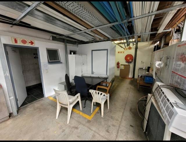405M² WAREHOUSE TO LET IN STIKLAND INDUSTRIAL